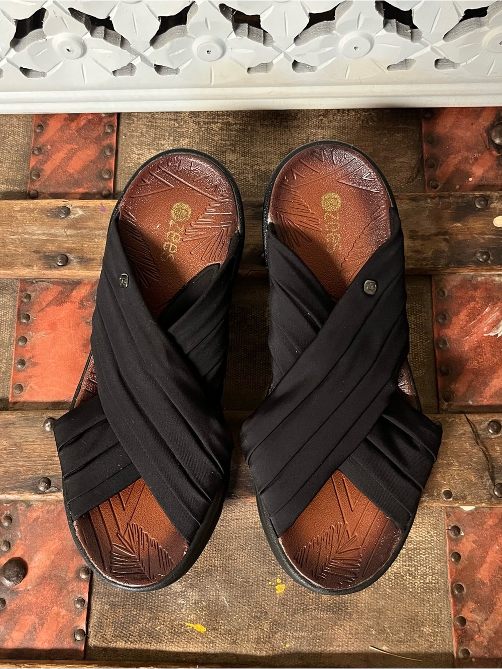 BZees Black Comfort Slide Sandals Crisscross Women’s Size 8.5